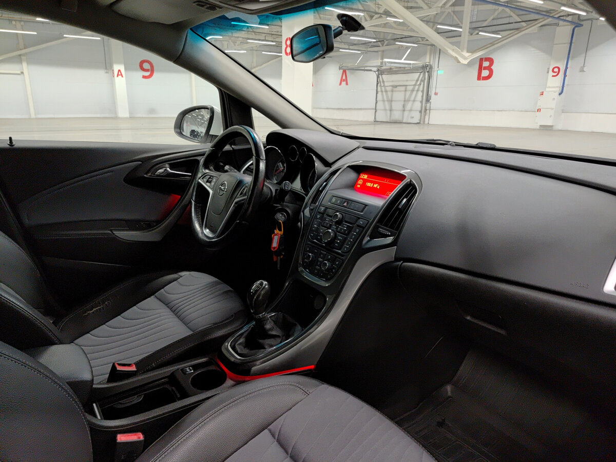 Опель Астра б/у, 2013, Механическая. Фото: #10